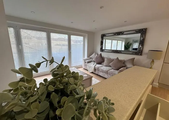 2Bed Ground Floor Flat + Garden