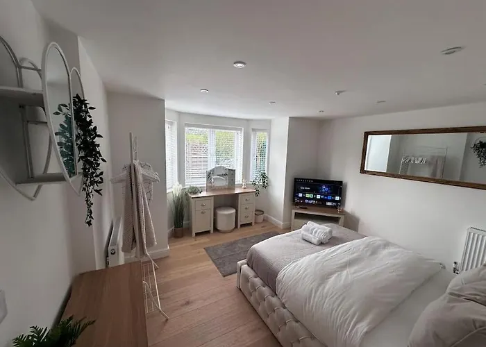 2Bed Ground Floor Flat + Garden