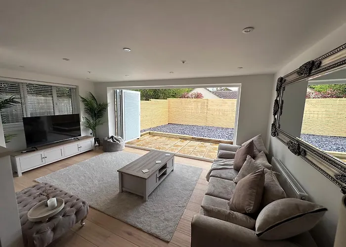 2Bed Ground Floor Flat + Garden